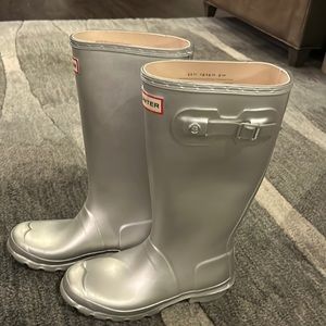 Hunter Original Tall boot.  Girls size 5.  Stunning in silver!